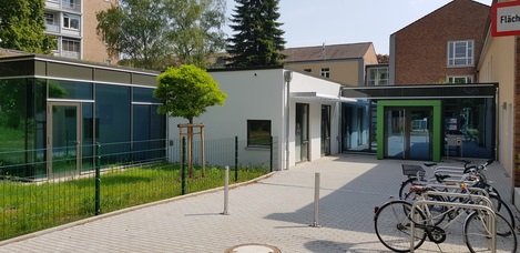 Haupteingang (Westseite)